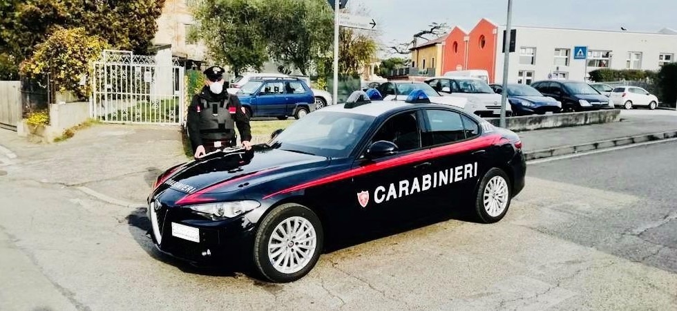Ruba una pala da una villetta e aggredisce una donna per strada poi la minaccia e la ferisce